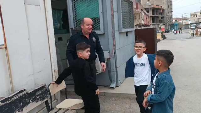 Nevruzda pamuk şeker dağıtan polisten bir mest eden hareket daha