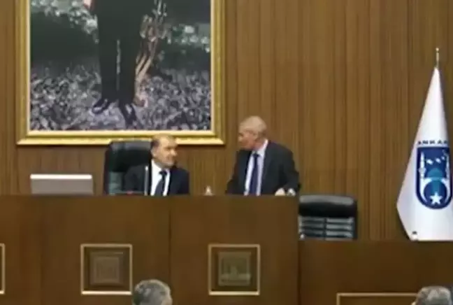 Mikrofonu açık unutan CHP'li başkan vekili, partililerine küfür etti