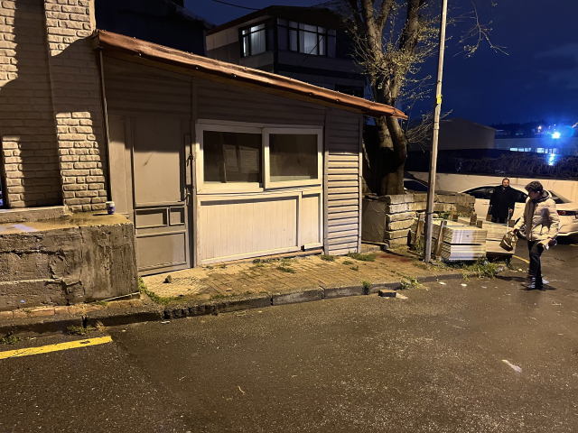 Fatih'te tartıştığı kişiyi bıçakla yaralayan şahıs, polise de saldırmak istedi
