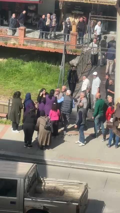 Kadınların kavgasını erkekler güçlükle ayırdı