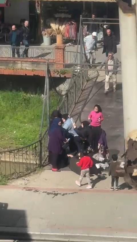 Kadınların kavgasını erkekler güçlükle ayırdı