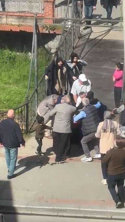 Kadınların kavgasını erkekler güçlükle ayırdı