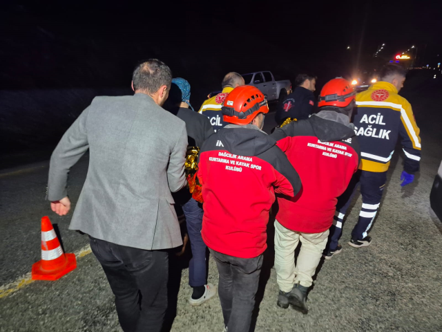 Hafif ticari araç takla attı: 3 ölü, 2 yaralı