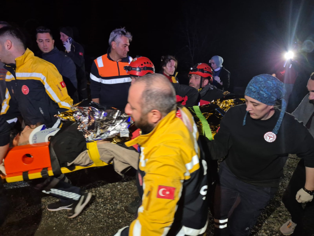 Hafif ticari araç takla attı: 3 ölü, 2 yaralı