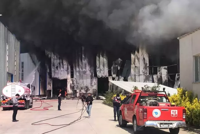 Kauçuk fabrikasında yangın, patlama sesleri duyuluyor