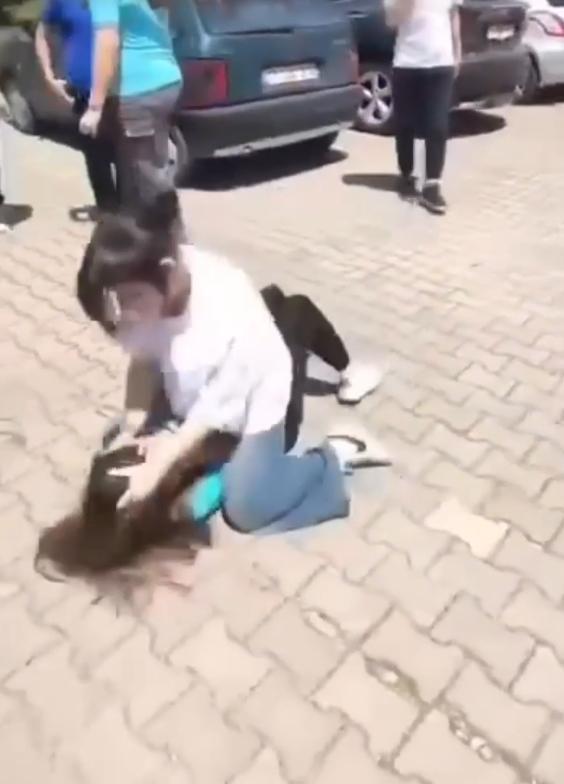 Ne oluyor bu çocuklara! 2 ilde öğrenciler akranlarını darbetti