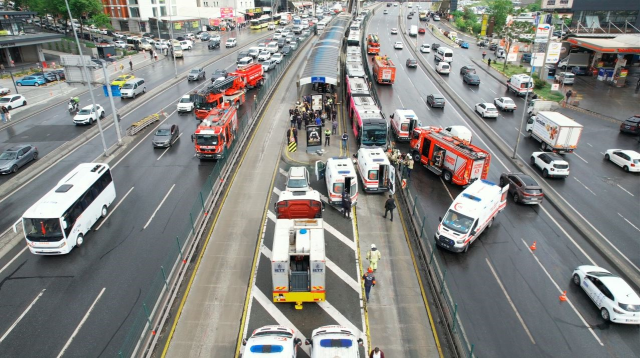 Korkunç kaza kamerada! Metrobüsten durağa böyle fırladılar