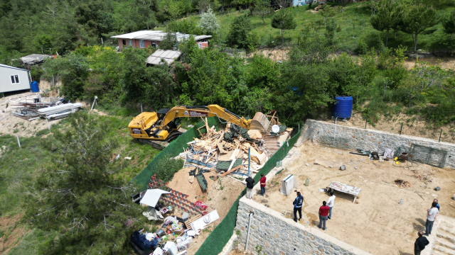 Kaçak villasını yıkımdan vinçle kaçırdı