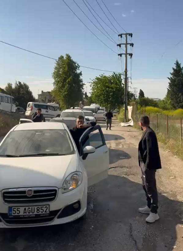 Birbirine yol vermeyen inatçı sürücüler trafiği kilitledi