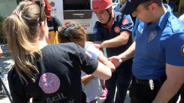 Küçük çocuk kıyafet kumbarasında mahsur kaldı