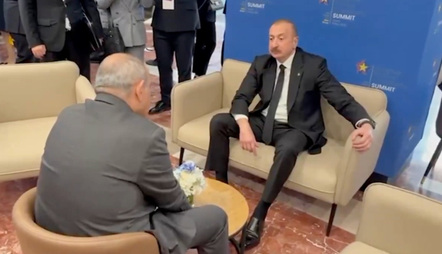 Paşinyan'ın Aliyev karşısındaki hali alay konusu oldu! Süt dökmüş kedi gibi