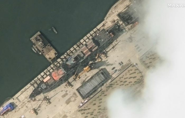 Kuzey Kore'nin en büyük savaş gemisi suya indirildiğinde devrildi