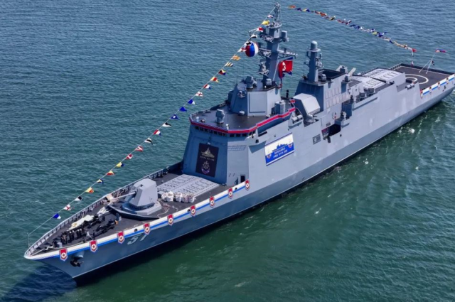 Kuzey Kore'nin en büyük savaş gemisi suya indirildiğinde devrildi