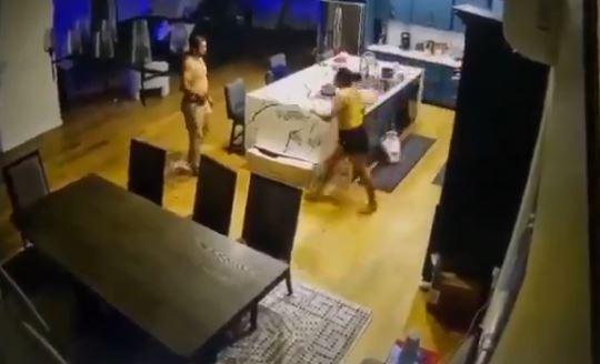 Tartışma sırasında kendisine bıçakla saldıran karısını tabanca ile öldürdü