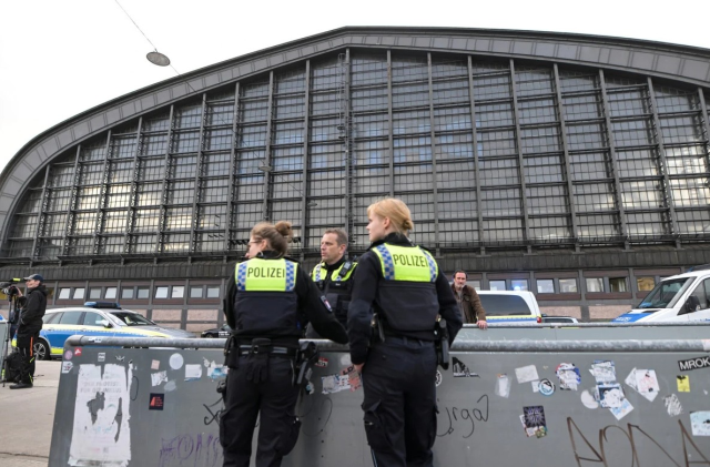 Hamburg'daki tren istasyonunda bıçaklı saldırı: 6'sı ağır, 12 yaralı