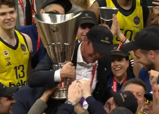 Fenerbahçe Başkanı Ali Koç, şampiyonluk kupasıyla omuzlarda