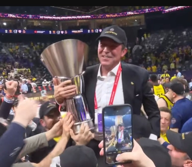Fenerbahçe Başkanı Ali Koç, şampiyonluk kupasıyla omuzlarda