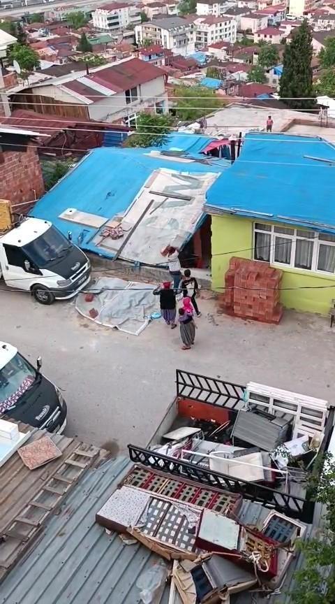 Tuğla ve yumruklarla birbirlerine saldırdılar