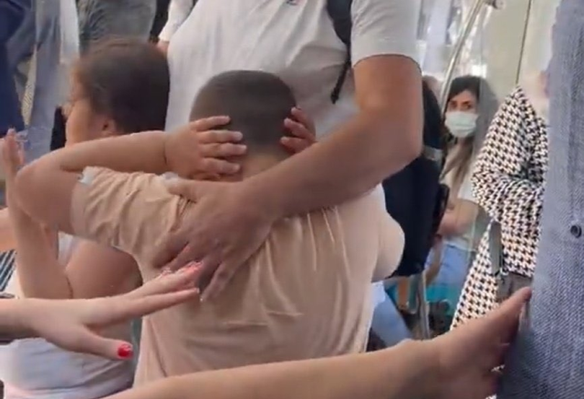 Çocuklarının gözü önünde dövülen baba sessizliğini bozdu