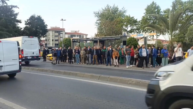 İstanbul'da kaos! 3 bin 41 özel halk otobüsü kontak kapattı