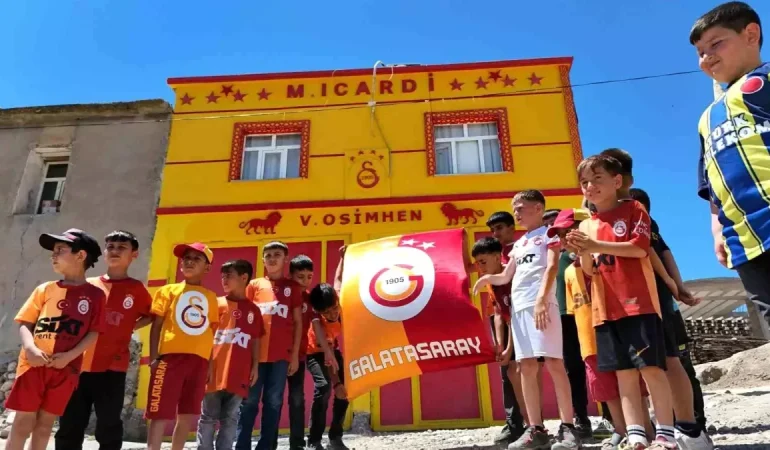 galatasarayli-taraftar-evinin-dis-cephesini-s-18658853_amp.jpg
