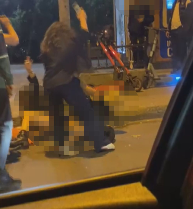 Bir kadın, cadde ortasında iki kadını birden yere serip yumrukladı