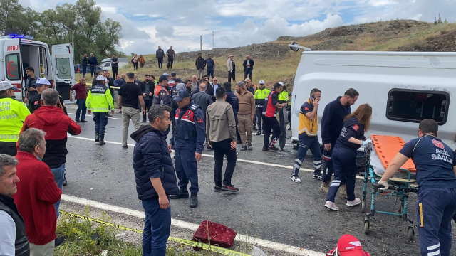 Taziye dönüşü midibüs şarampole devrildi: 2 ölü, 27 yaralı