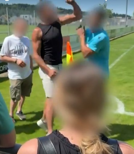 Öfkeli baba, çocuk futbol maçında hakemi yumrukladı