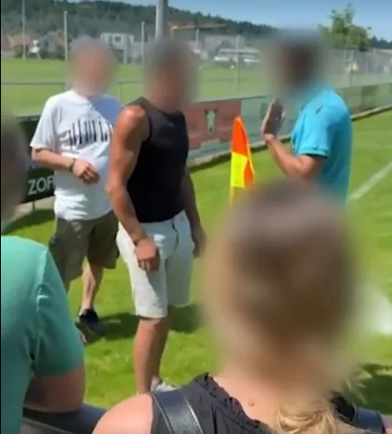 Öfkeli baba, çocuk futbol maçında hakemi yumrukladı