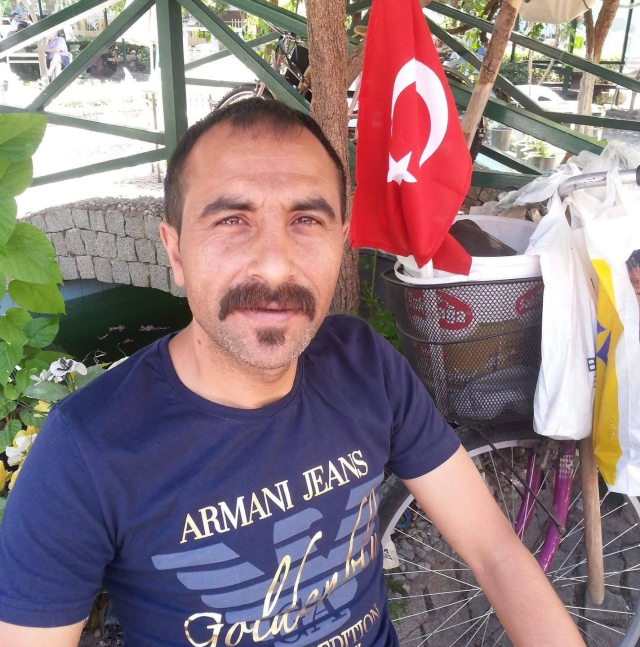Önce kafasına vurdu, sonra boğazını kesip öldürdü