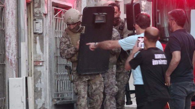 Abdullah G. bina çatısına çıkarak durumu daha da tehlikeli hale getirdi.