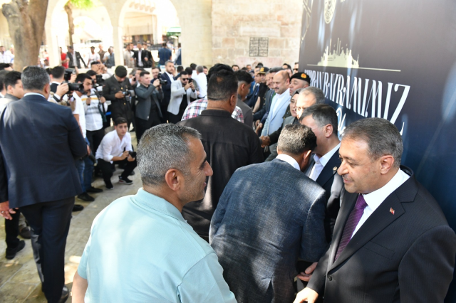 Şanlıurfa'da bayram coşkusu: Bayramlaşma törenine çok sayıda kişi katıldı