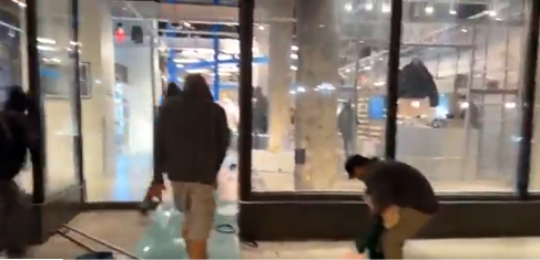 ABD'de protestolar kontrolden çıktı! İş yerleri yağmalanmaya başladı