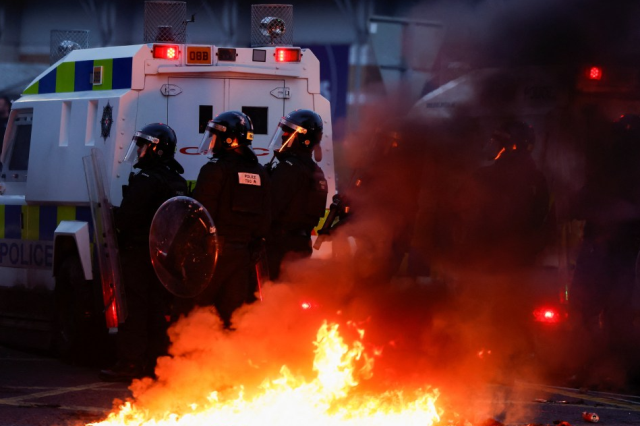 Kuzey İrlanda'da cinsel saldırı protestoları şiddetli çatışmalara dönüştü