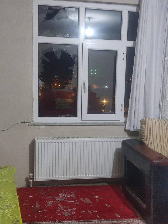 Bina sahibi kiracıların ayakkabıları ve kargolarını çaldı, camlarına taş fırlattı