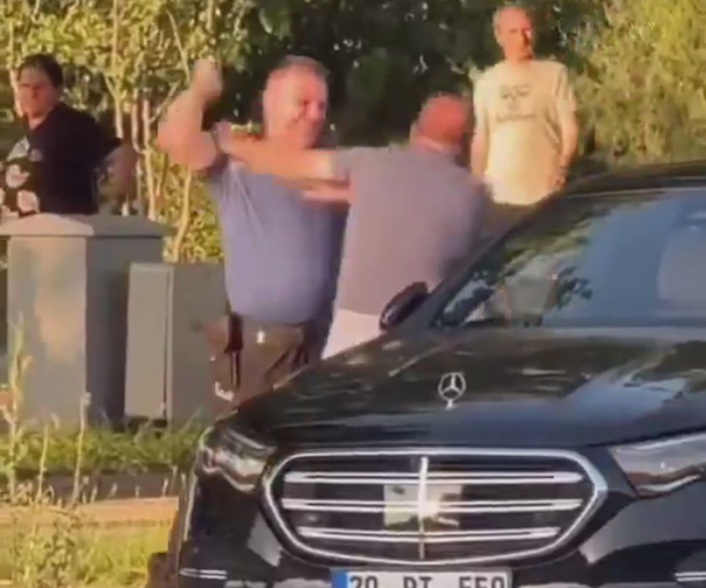Polis ile iş insanı trafikte yumruk yumruğa kavga etti