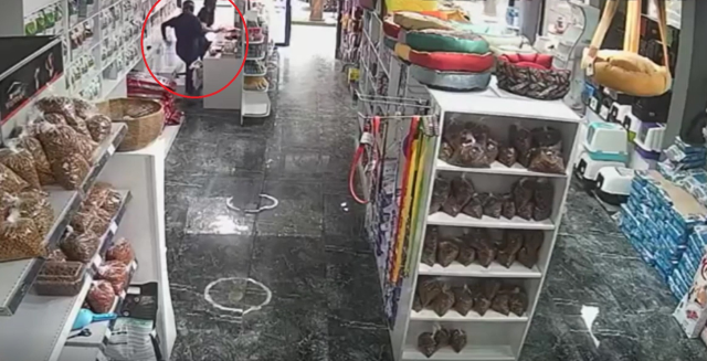 Deprem sırasında serum takılı köpeğin yanına koştu