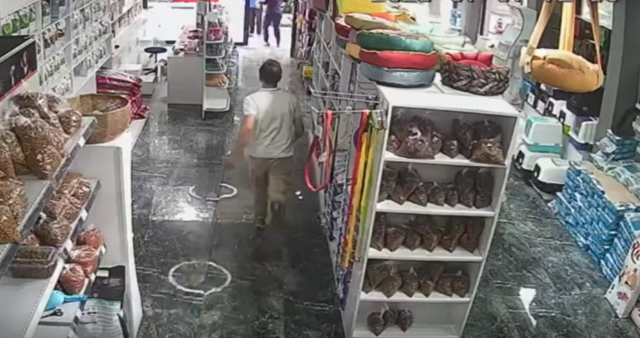 Deprem sırasında serum takılı köpeğin yanına koştu