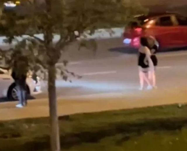 Uzun süredir fuhuş pazarlığına konu olan ilçede tepki çeken bir görüntü daha