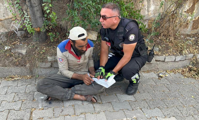 Polisi görünce namaza dursa da işe yaramadı