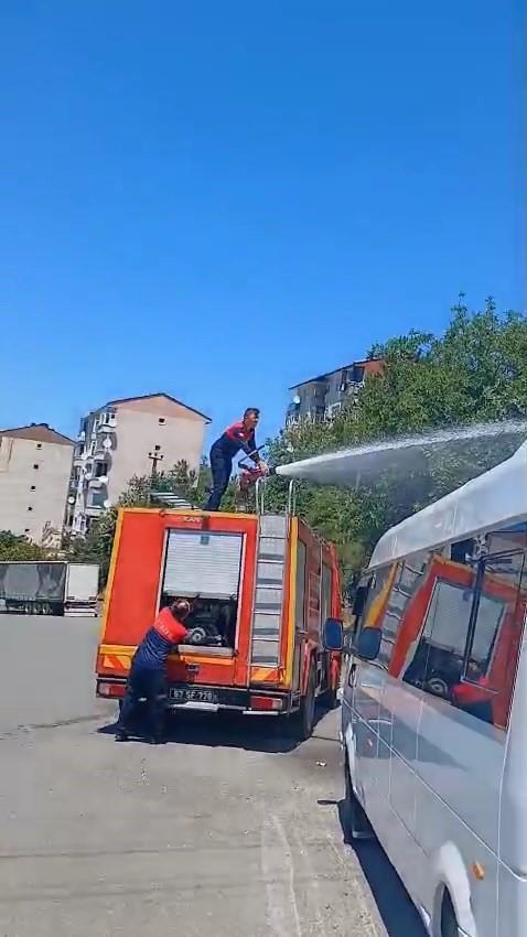 Yüksek gerilim hattına konan karga yangın çıkardı
