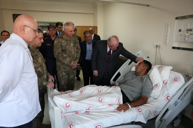 Milli Savunma Bakanı Güler, metan gazından zehirlenen askerleri hastanede ziyaret etti