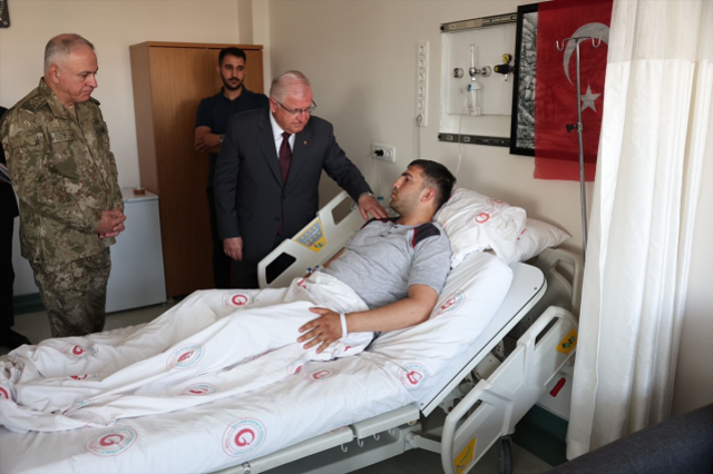 Milli Savunma Bakanı Güler, metan gazından zehirlenen askerleri hastanede ziyaret etti
