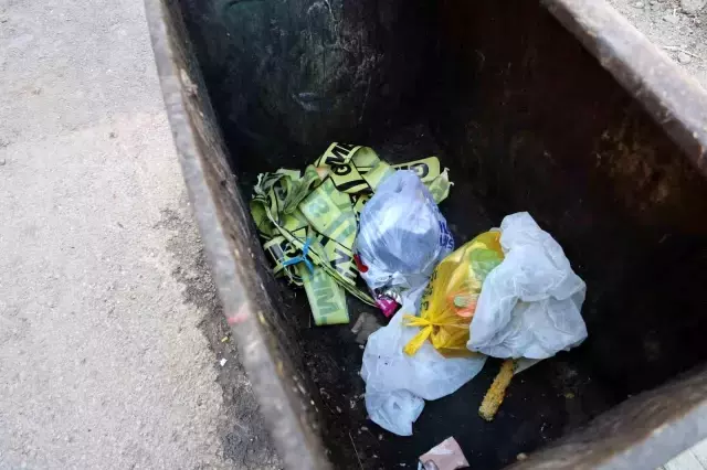 Vicdansız anne doğurduğu bebeğini çöpe attı! Mahalleli isyan etti