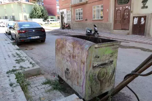 Vicdansız anne doğurduğu bebeğini çöpe attı! Mahalleli isyan etti